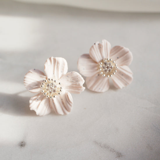 Whimsical studs in off-white (silver)