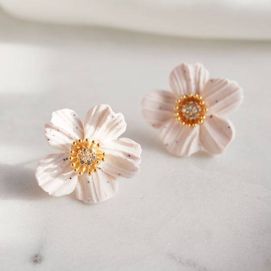 Whimsical studs in off-white (gold)
