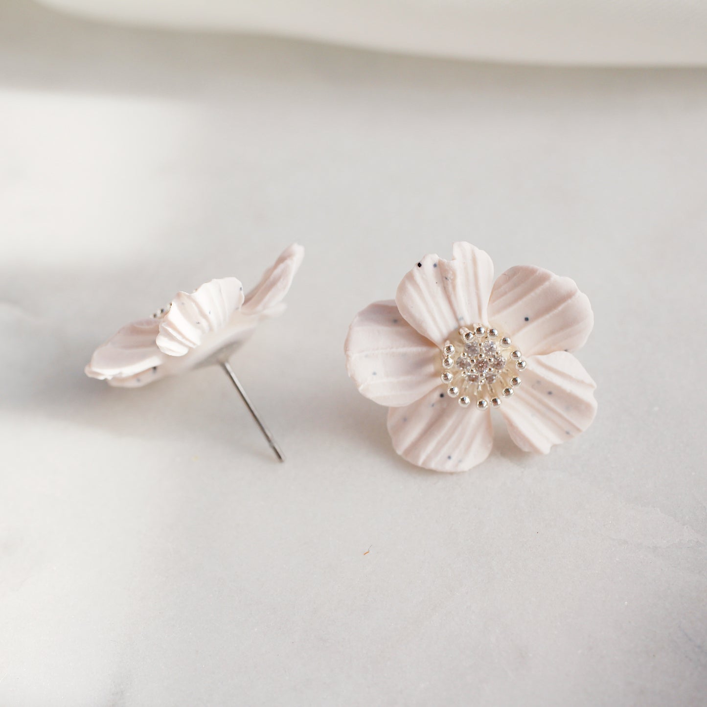 Whimsical studs in off-white (silver)