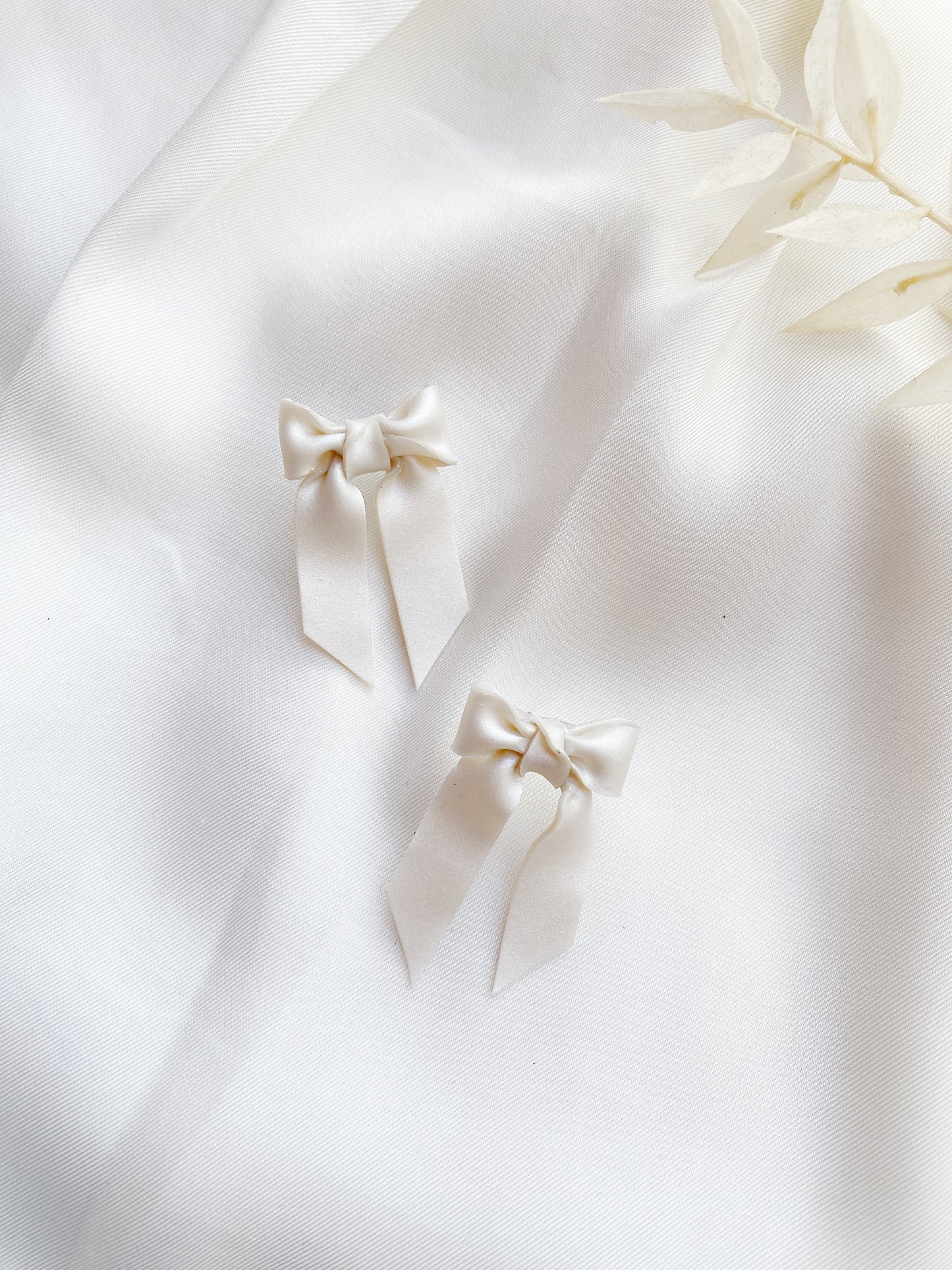Le printemps - clay bow earrings in Pearl