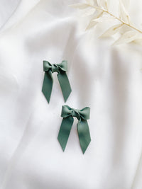 Le printemps - clay bow earrings in Dark sage