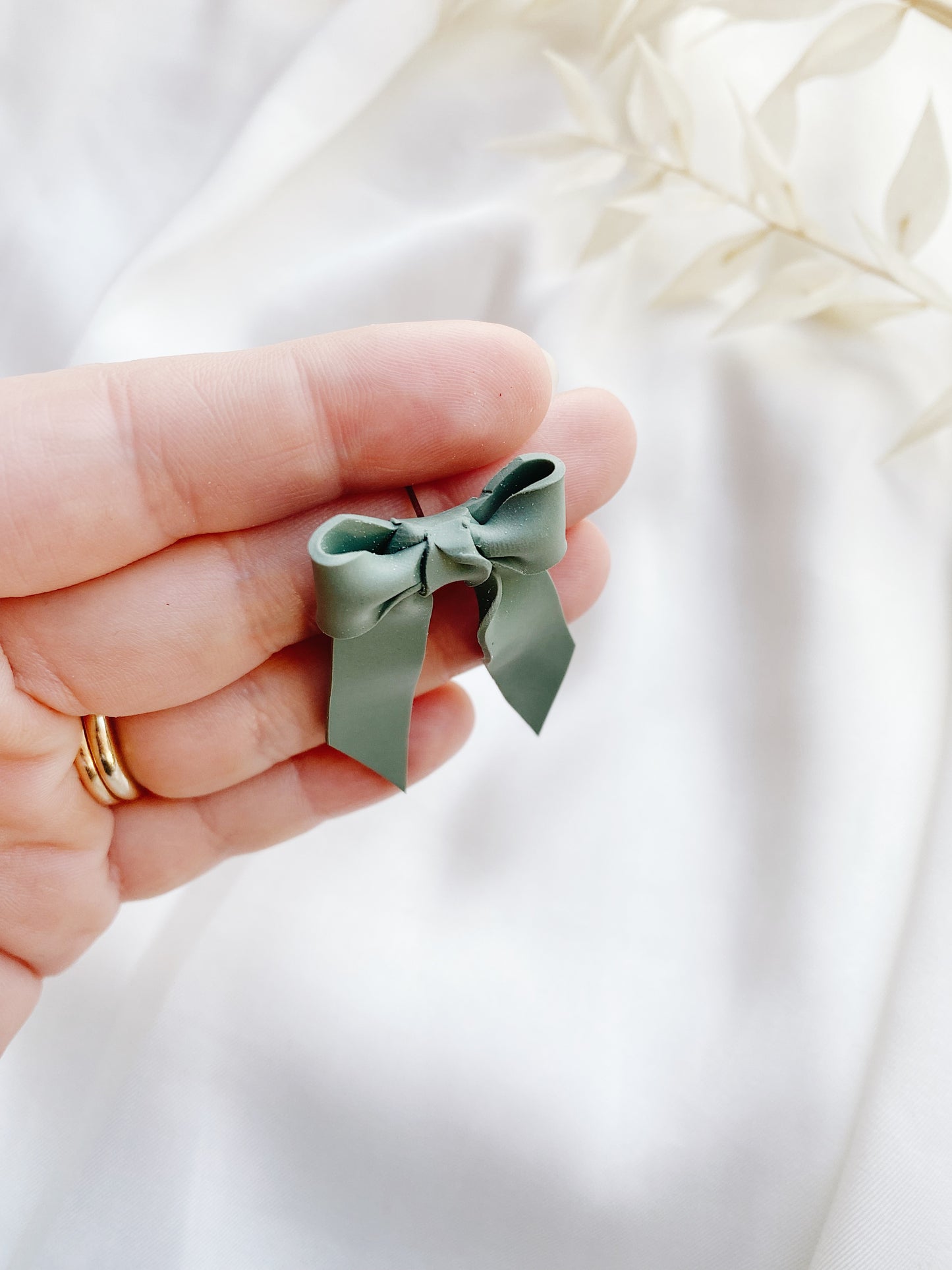 Le printemps - clay bow earrings in Dark sage