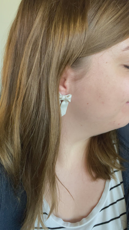 Load and play video in Gallery viewer, Le printemps - clay bow earrings in Pearl
