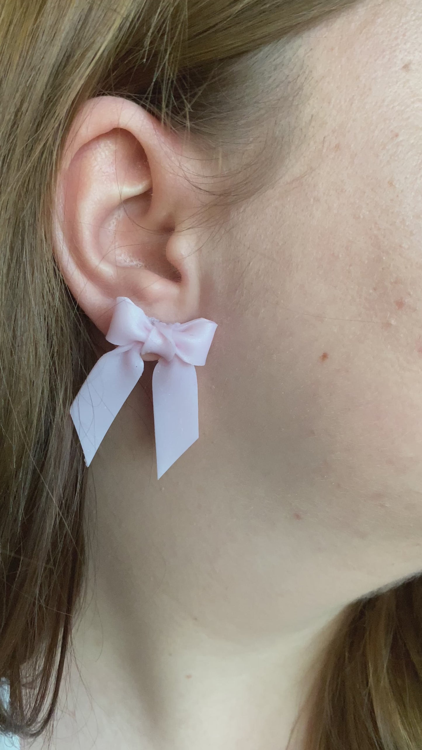 Load and play video in Gallery viewer, Le printemps - clay bow earrings in Rose quartz
