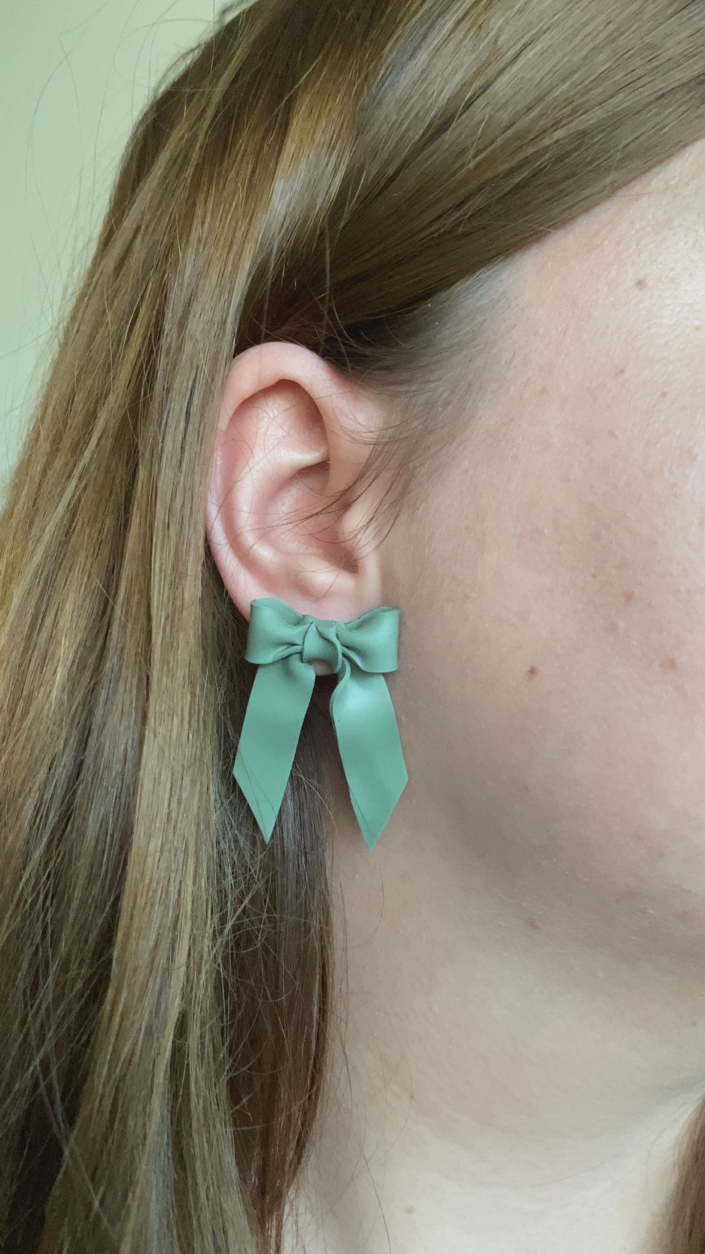 Le printemps - clay bow earrings in Dark sage